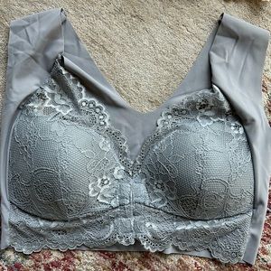 Lot of 2 bras size 32ABC-34AB